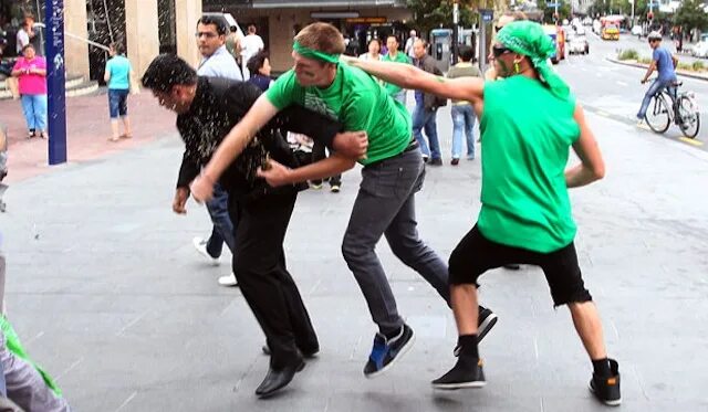 Фестиваль таканакуй в перу. Men street fighting. Бизнесмен пинает. Men street fighting. Человек дерётся с воздухом.