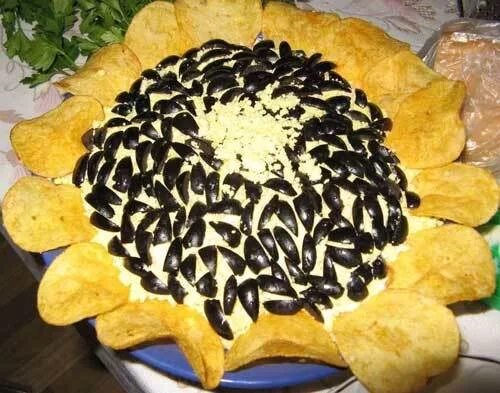 Подсолнух с жареными грибами. Салат подсолнух с копченой курицей и грибами и чипсами. салат подсолнух с копченой курицей и грибами. салат подсолнух с чипсами и курицей и грибами.