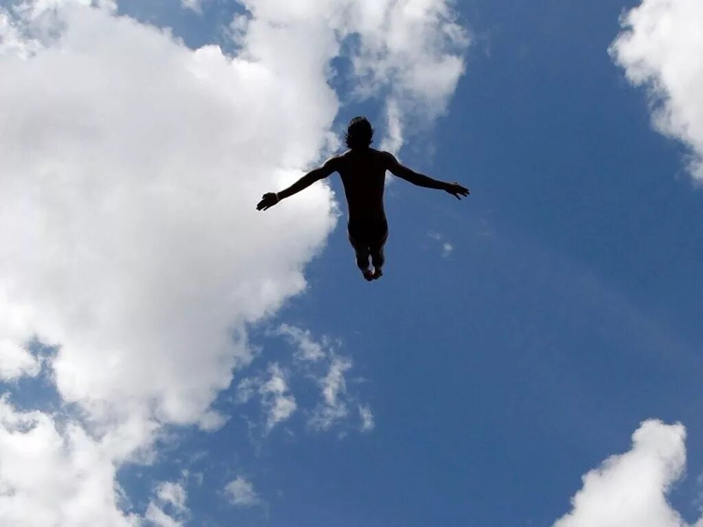 Включи летающий человек. Летающий человек. Человек в полёте. Человек летает в небе. Человек в воздухе.