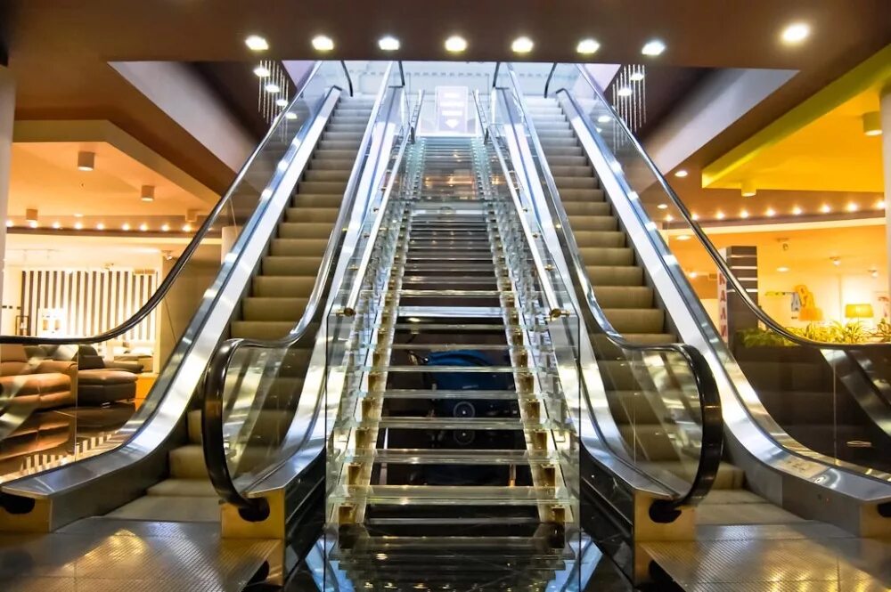 Подъемный эскалатор. Эскалатор и траволатор. Лифт эскалатор траволатор. Отис эскалатор 1900. Dubai Mall эскалатор.
