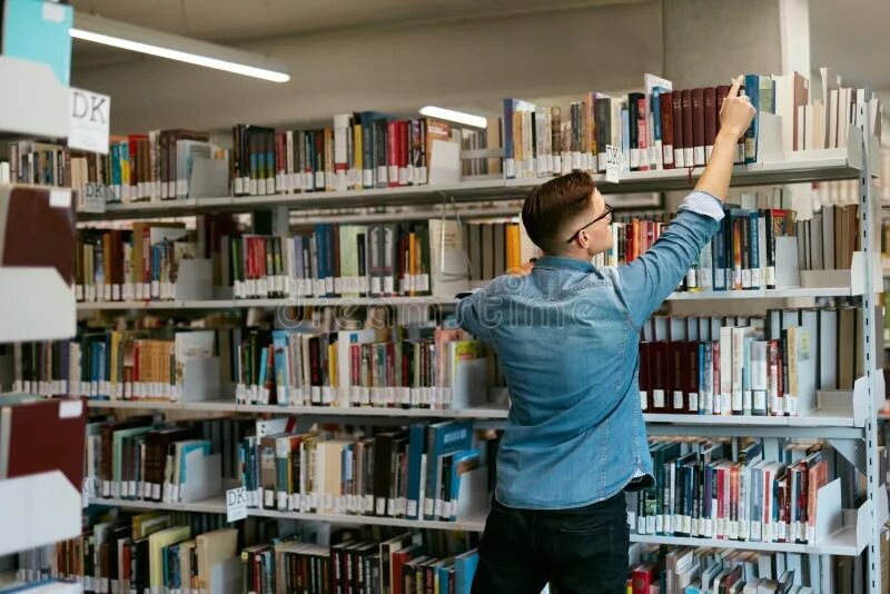 Мы ищем книги. Мы ищем книги. Прощенная неделя в библиотеке. Подростки в библиотеке. Мы ищем кляксу.