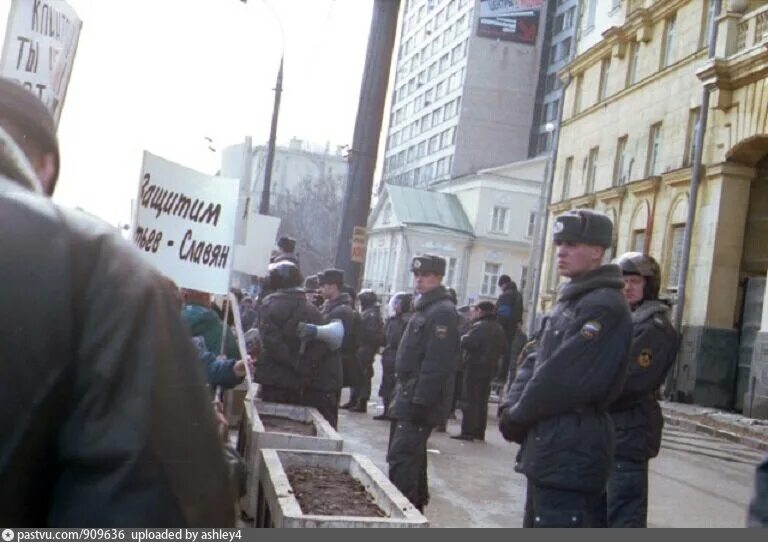 Посольство сша экстремисты. Митинг у американского посольства 1999 Москва. Американское посольство в Москве 1999. Посольство России в США 1999. Около американского посольства.