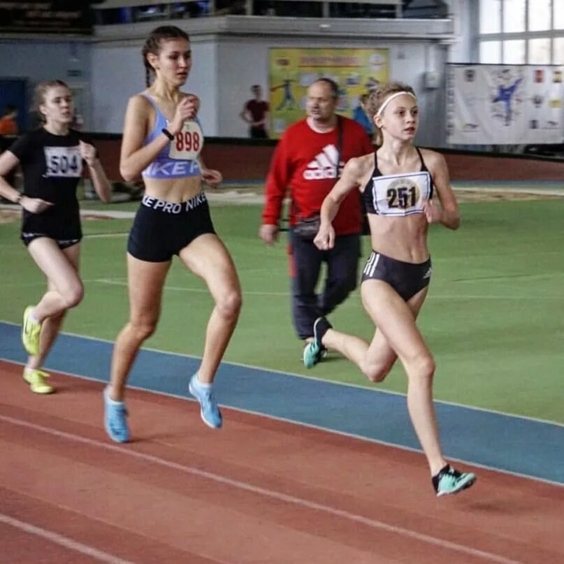 Легкая атлетика вологда. Карякина легкая атлетика. 800 метров старт. Легкая атлетика памяти. Легкая атлетика фото.