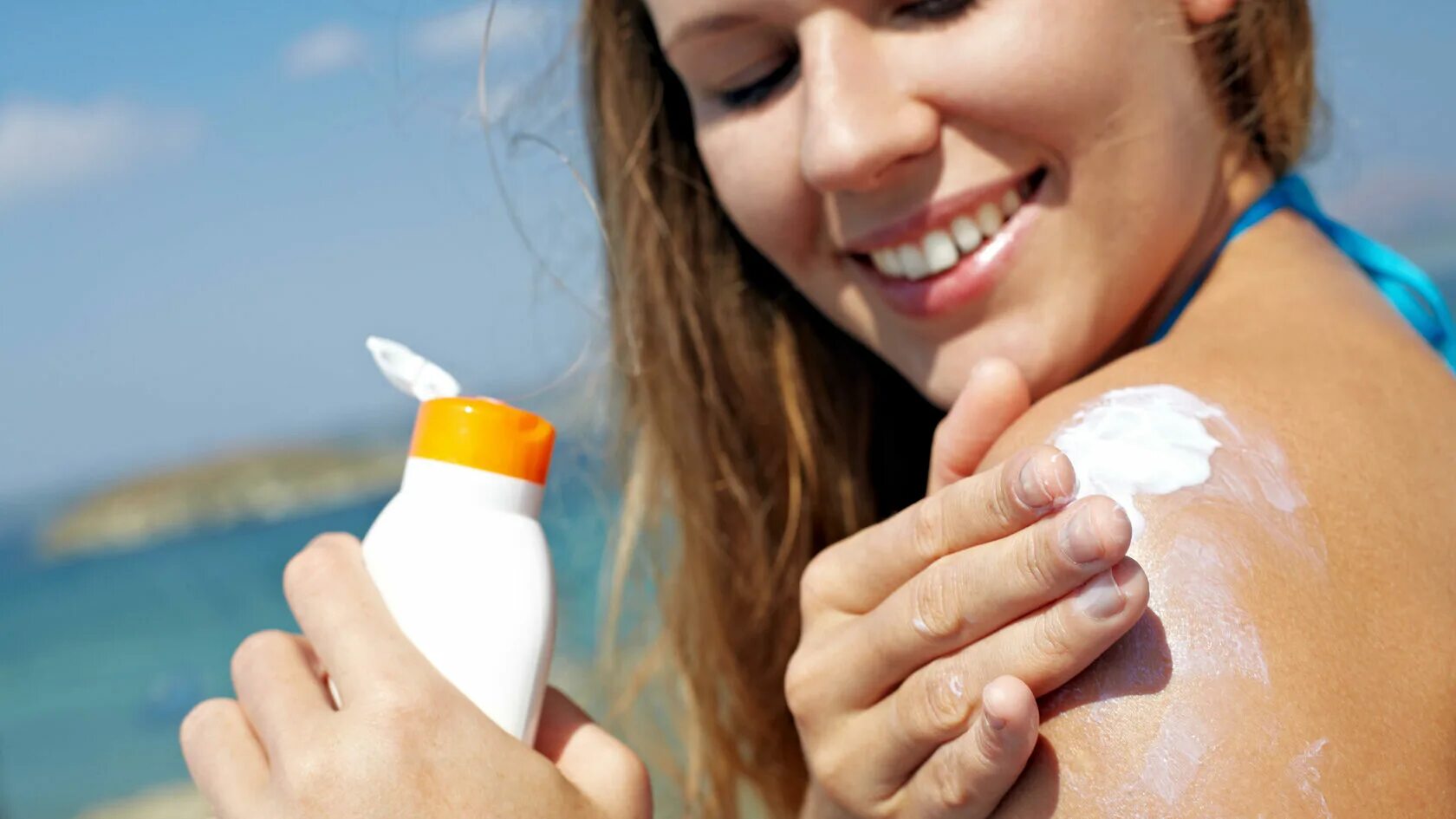 Крем солнцезащитный. Солнцезащитные крема нанесение. Защита кожи от солнца. Нанесение крема для загара.