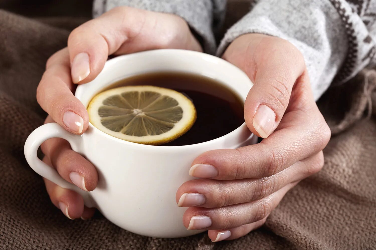 Выпить чаю лимоном. Чашка чая в руках. Кружка чая в руках. Горячий чай. Чашка кофе в руках.
