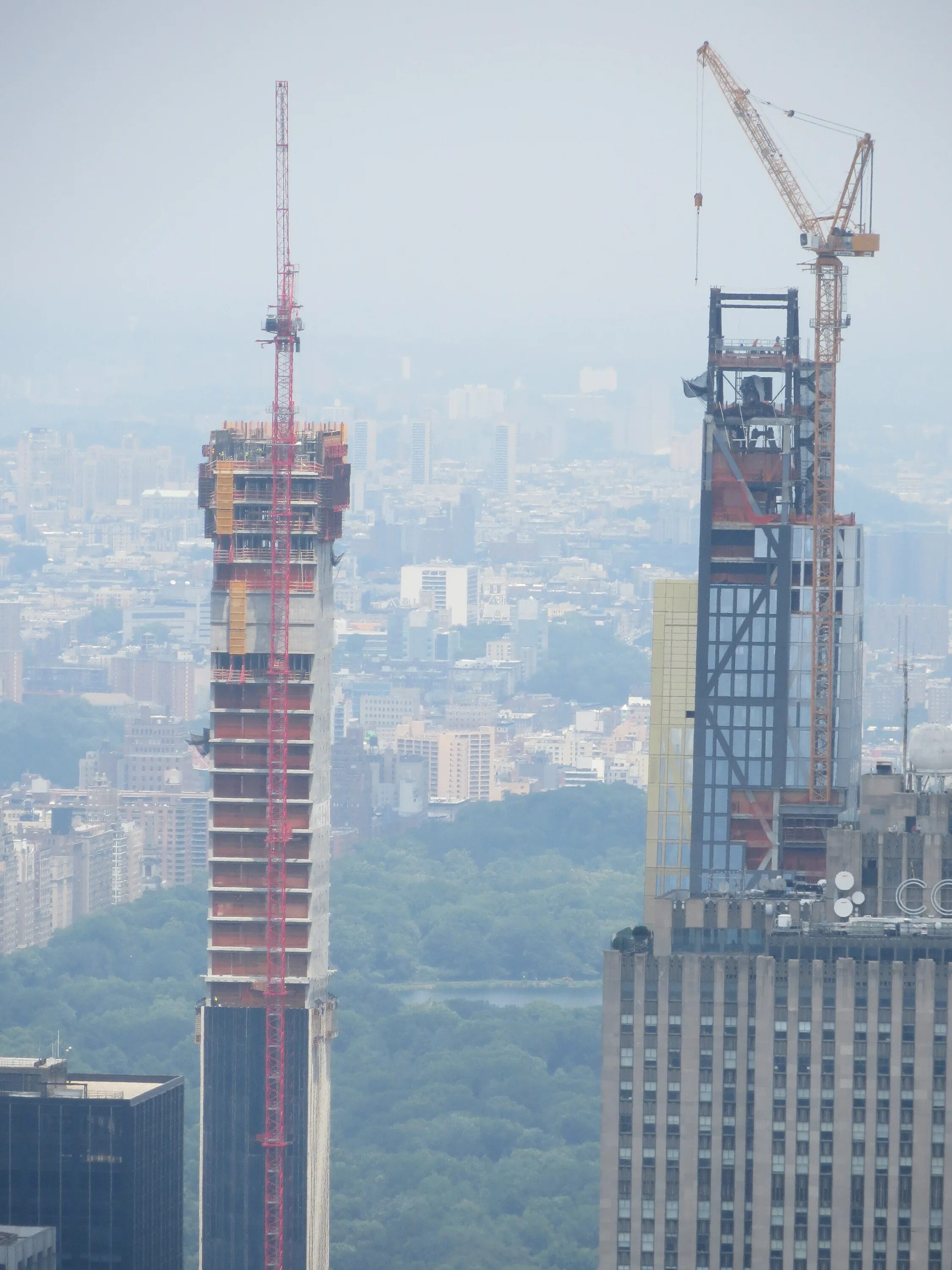 Кран небоскреб. Кран на бурдж халифа. Jaso 85 башенный кран. Кран для строительства небоскребов. Москва сити краныстрйока.