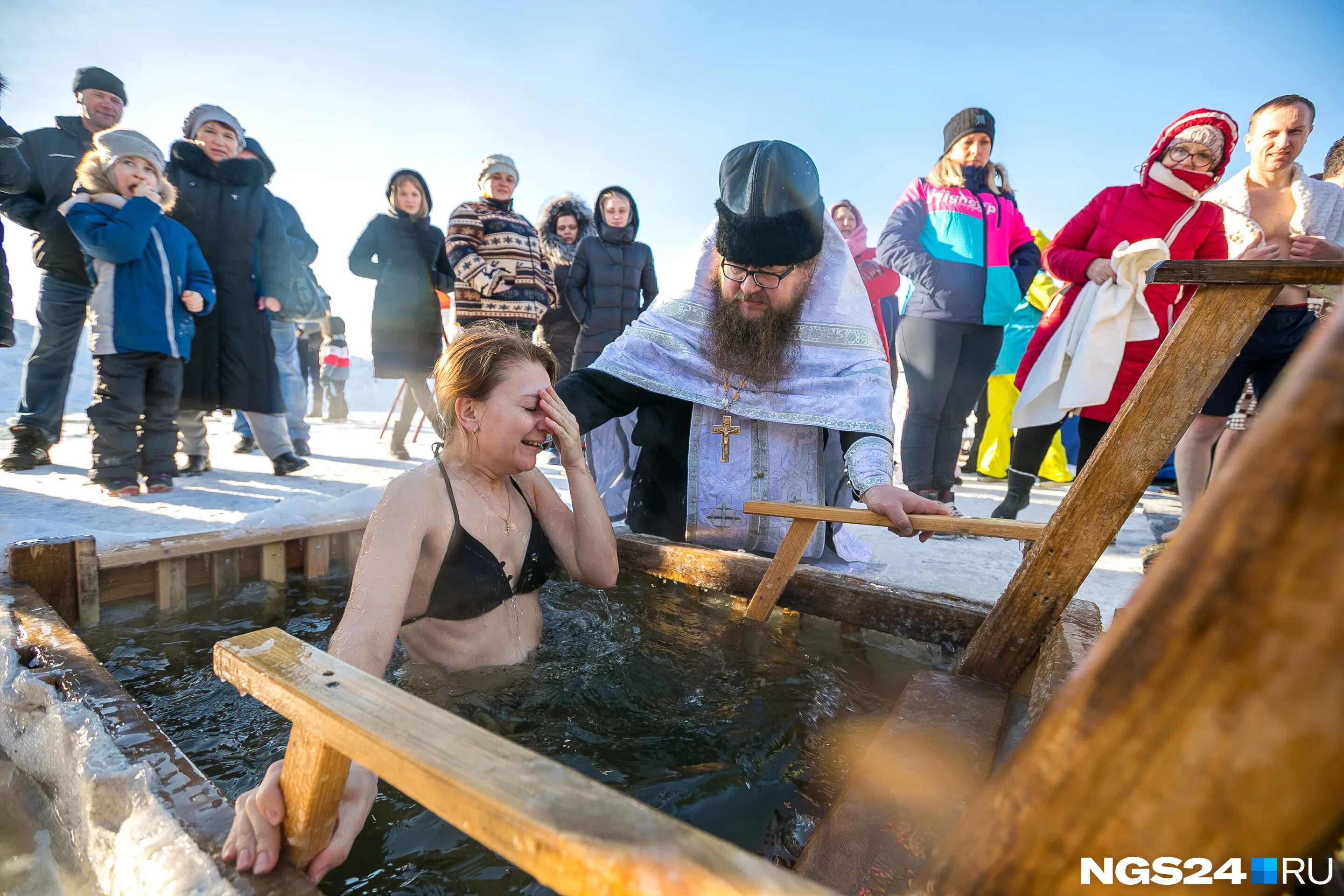можно оставить елку на крещение. можно оставить елку на крещение. крещение господне верещагин. крещение руси прорубь. крещение народный праздник.