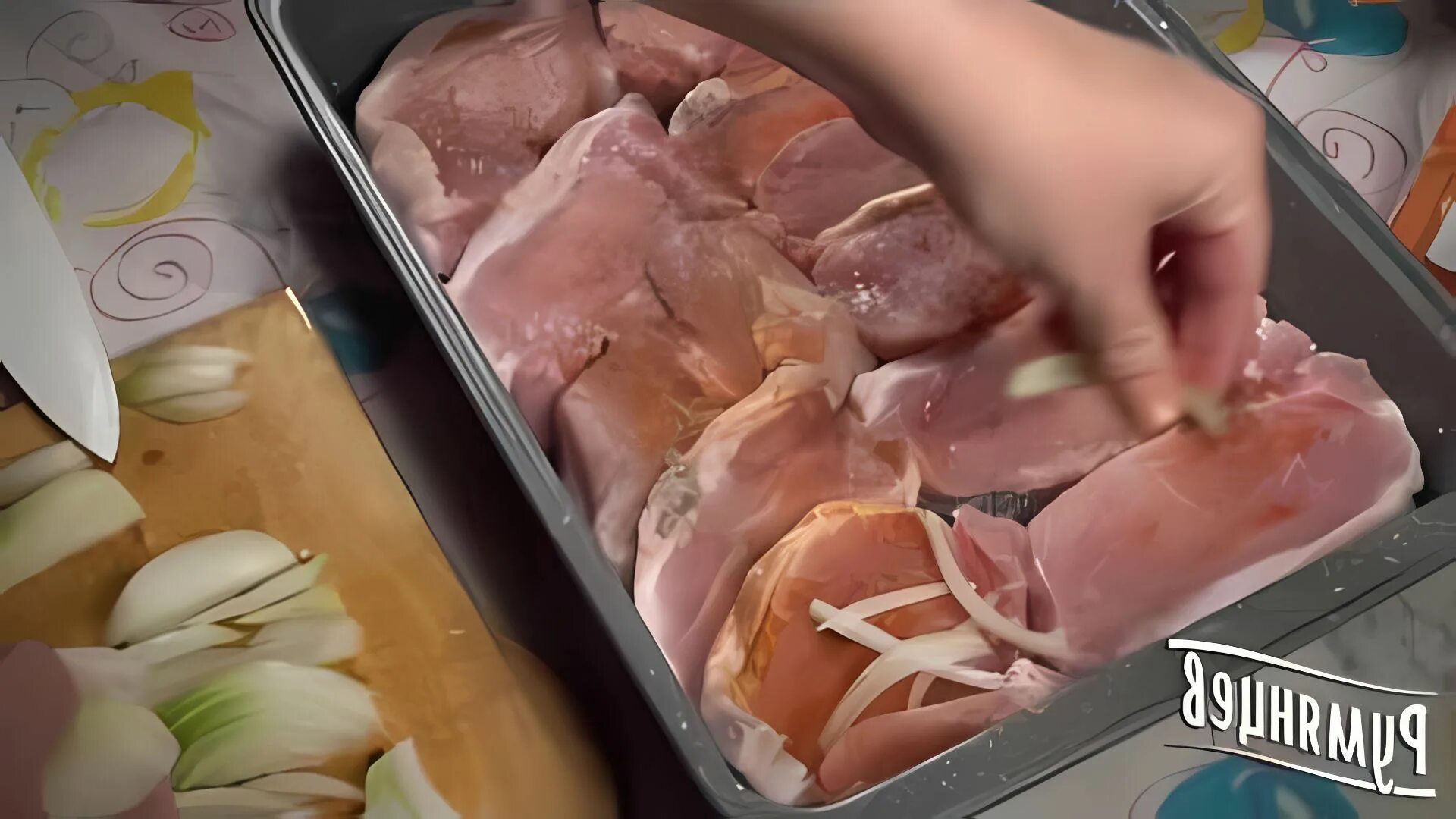 Порционные куски карбоната. Из свиного карбонада. Карбонат свиной в духовке с картошкой. Карбонат в духовке. Свинина гармошка.