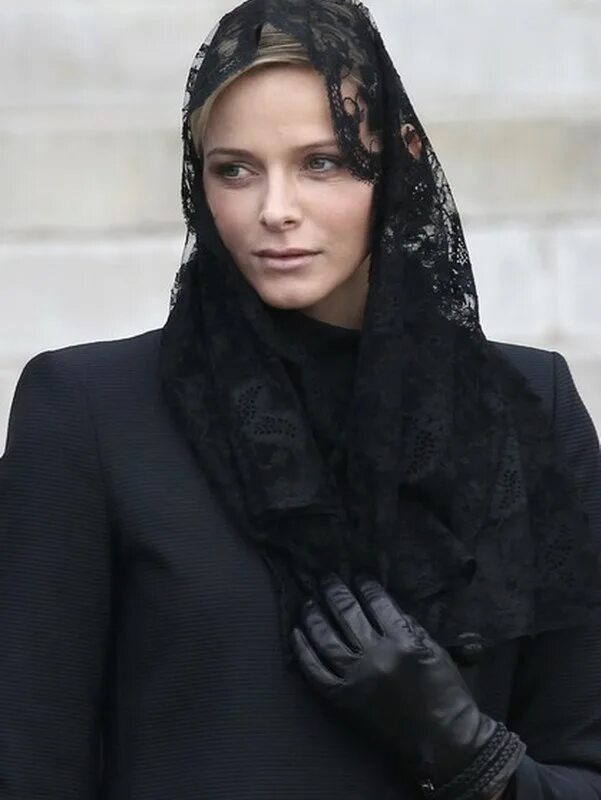 Черная Мантилья. Женщина в черном платке. Траурный шарф на голову.