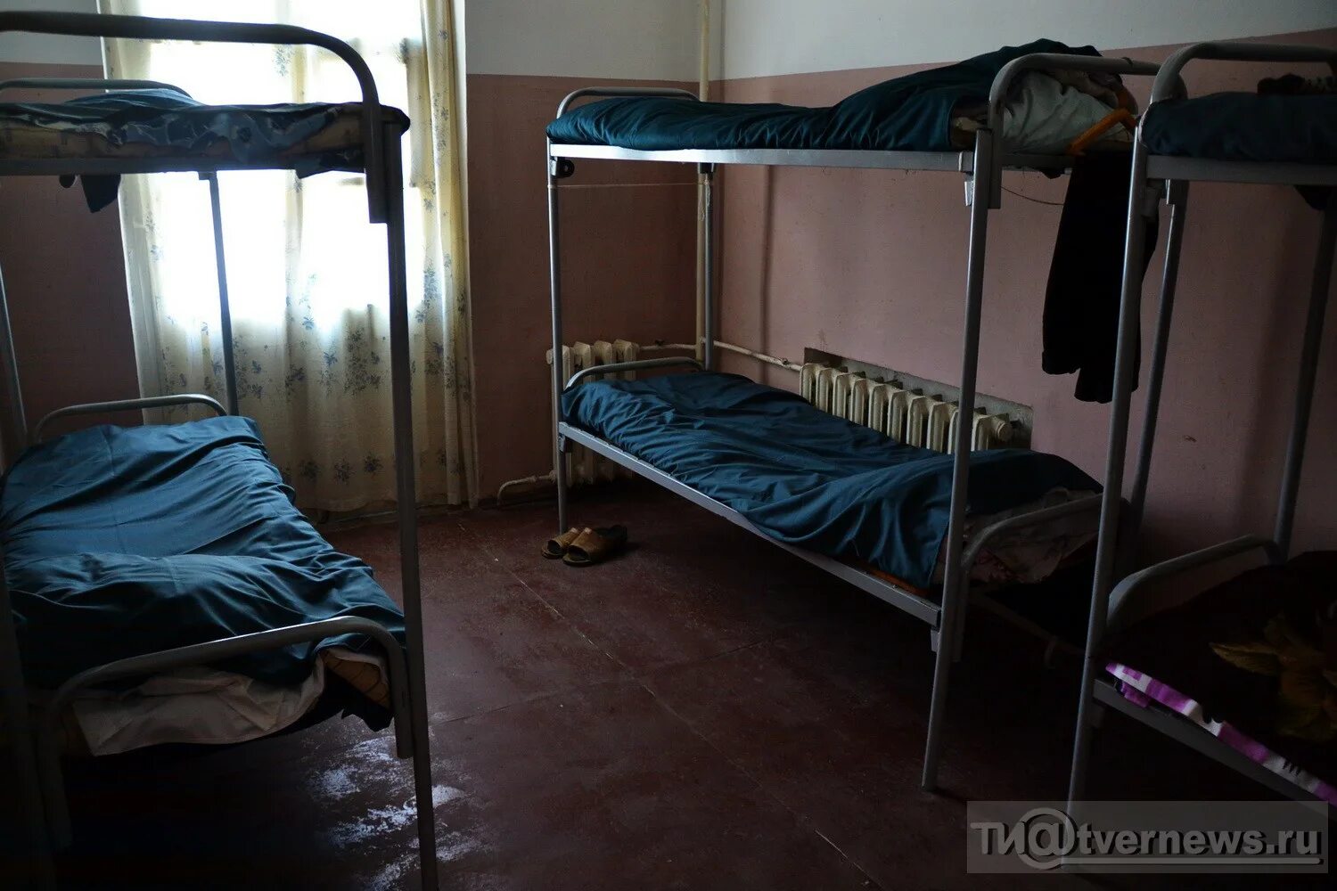 Тихий приют для бездомных бедолаг 10 букв. Центр для бездомных. Тихий приют для бездомных бедолаг 10 букв. Тихий приют для бездомных бедолаг 10 букв. Домик бомжей.