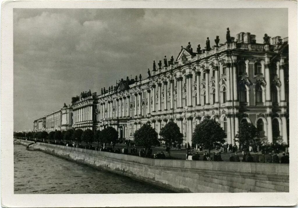 Зимний дворец 1880. Петербург Эрмитаж 1800 год. Эрмитаж 1917 год. Питер 1800 год фото.