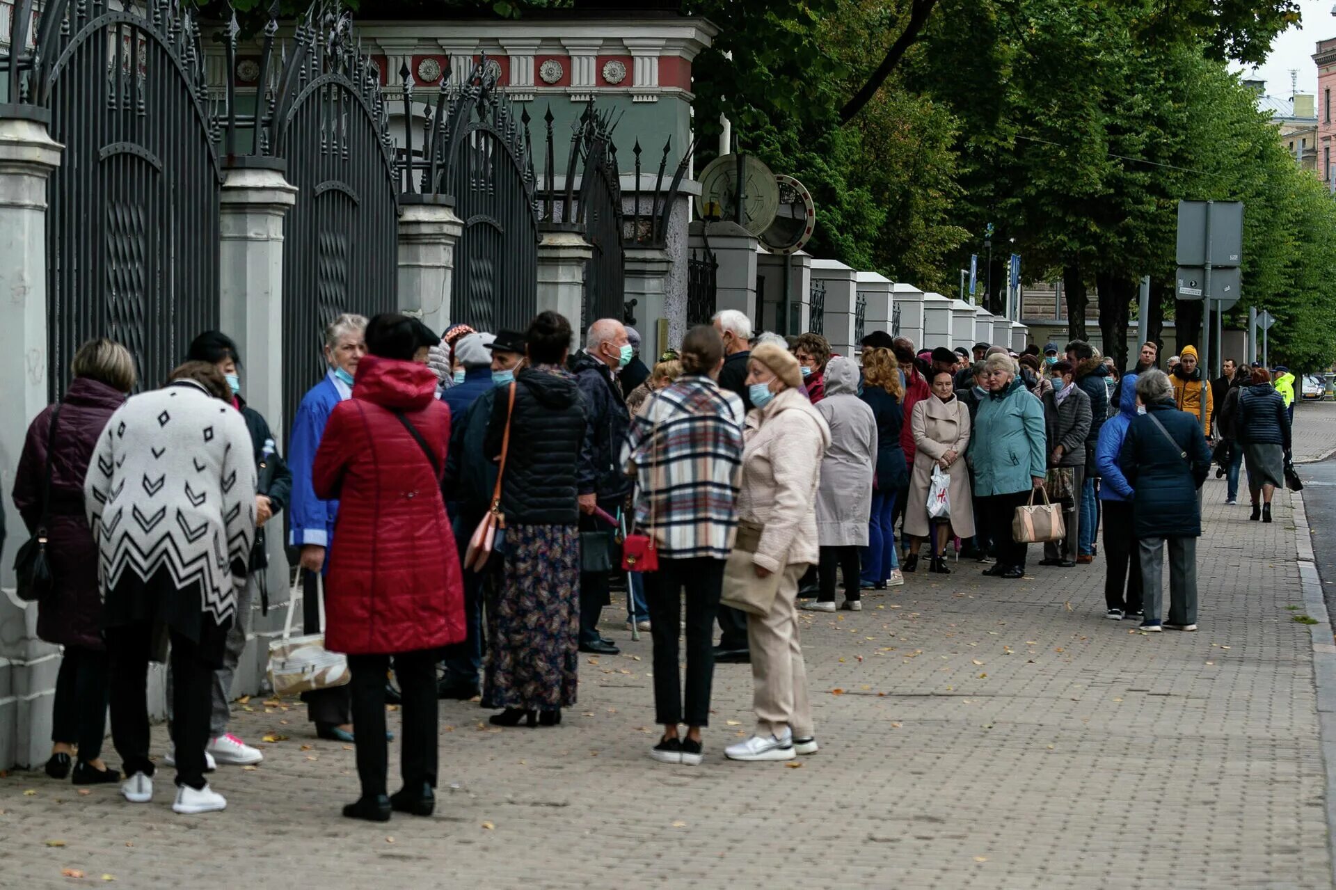 Депортация из латвии. Выборы в Латвии. Очередь у российского посольства в Латвии. Жители Риги. Очереди за границей в день голосования.