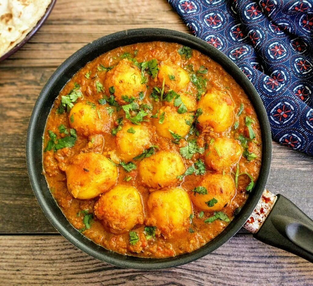 Индийские алу. Панир индийское блюдо. Aloo Curry. Индийские блюда из картофеля. Индийское блюдо с картошкой.
