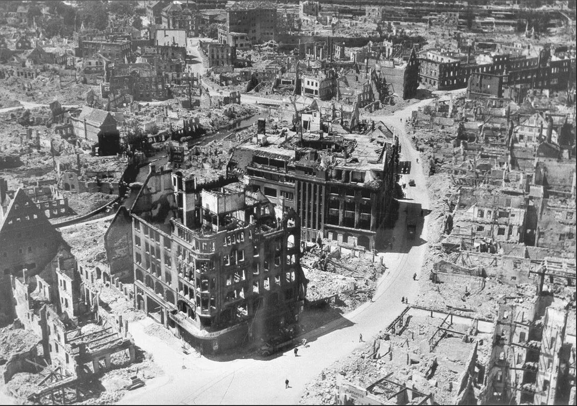Немецкие города после войны. Дрезден 1945. Бомбардировка Гамбурга 1943. Бомбардировка Дрездена. Разрушенный Берлин 1945.