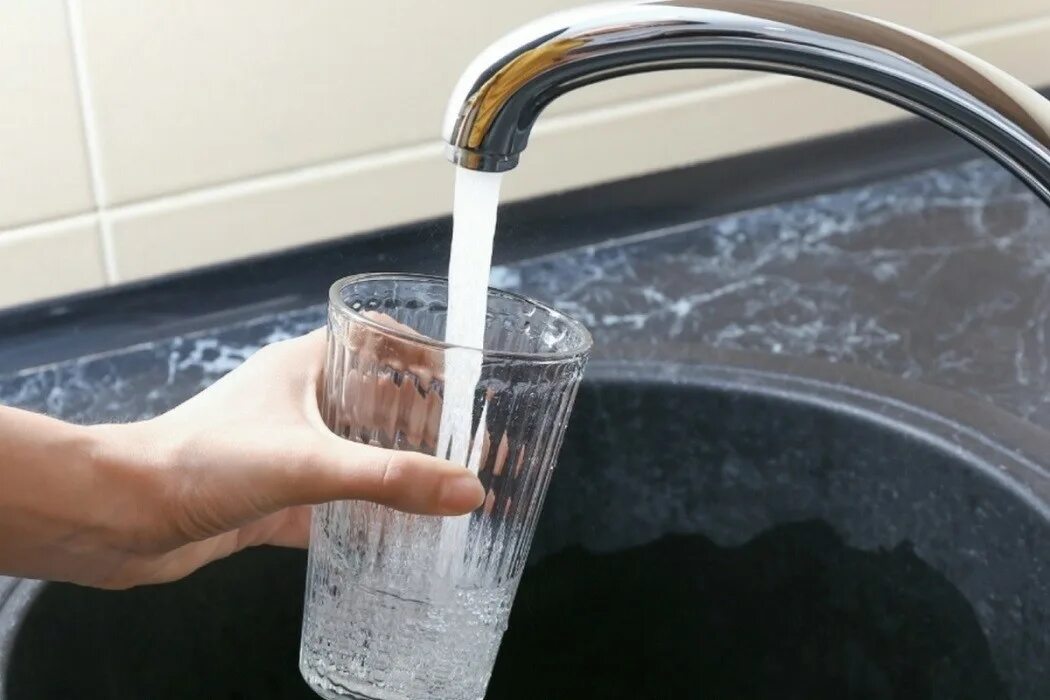 Обеспечение качества питьевой воды. Водопроводная вода. Вода из крана. Кран с водой. Кран для питьевой воды.
