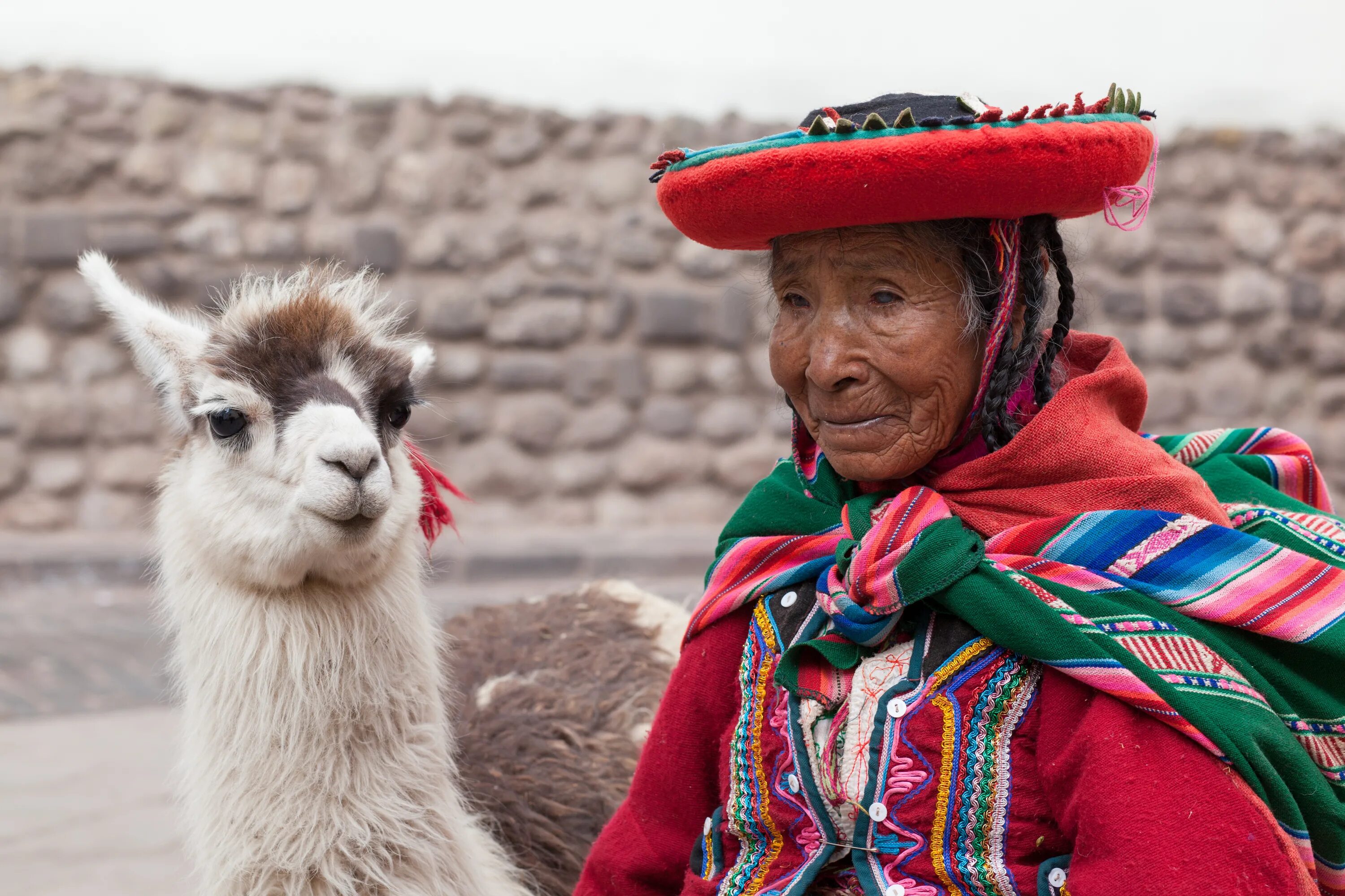 Перу особенности страны. Cusco Перу. Перу Южная Америка. Население Перу перуанцы. Мачу Пикчу ламы.