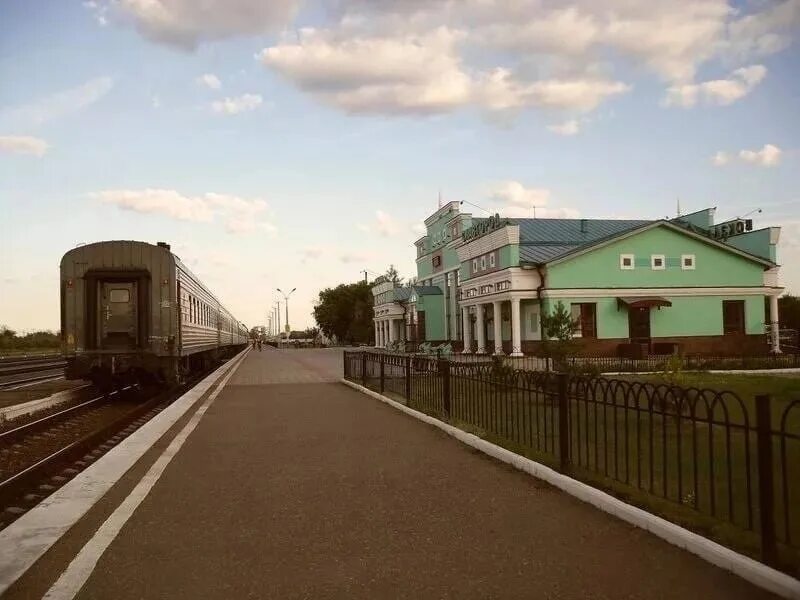 Алтайская славгород поезд. Вокзал города славгород алтайского. славгород жд вокзал. славгород алтайский край жд вокзал. жд станция славгород.