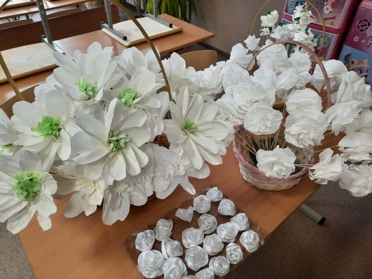 Ноги белый цветок. Акция белый цветок 2023. Белый цветок Каменск-Уральский. Белые цветы. Поделка белый цветок.