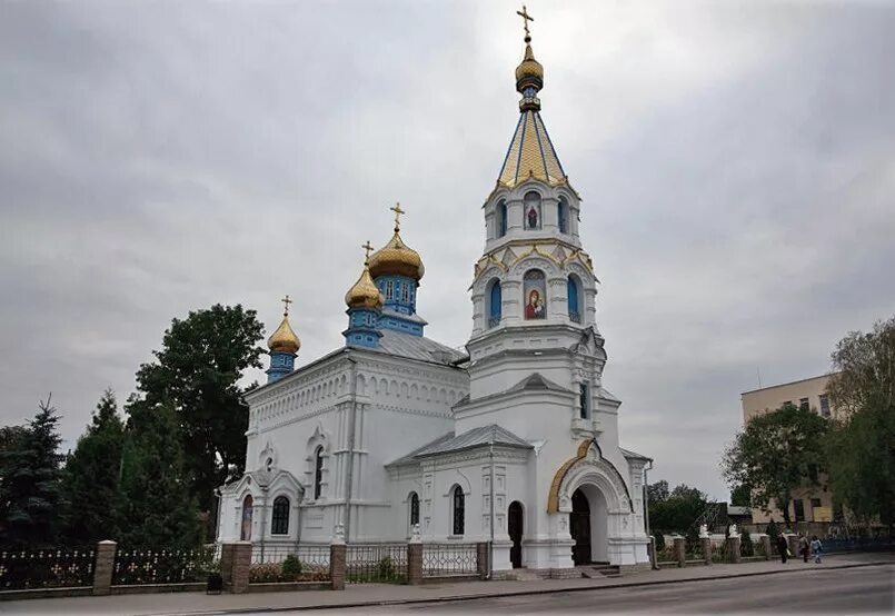 Храм илии в солнцево. Храмы Ровненской области. Ровненская область Дубенский район. Церковь в Дубне яркая.