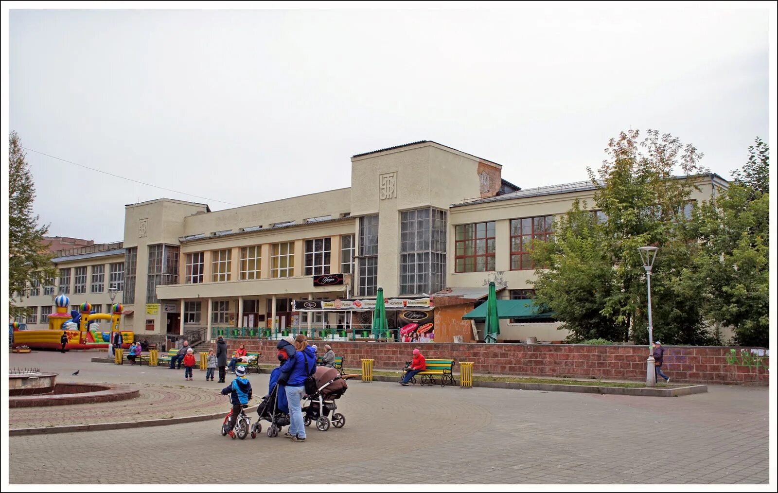 Цк орджоникидзевский. Дворец культуры узтм екатеринбург. Центр культуры орджоникидзевский. Центр культуры орджоникидзевский. Цк орджоникидзевский екатеринбург.