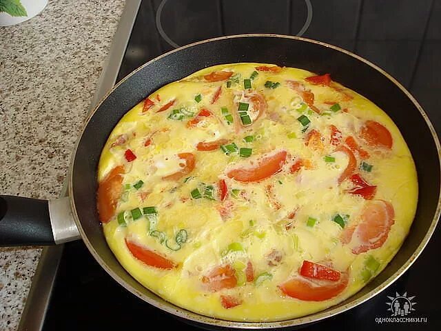 Омлет на сковороде с помидорами и молоком. Яичница с беконом и помидорами на сковороде. омлет с помидорами на сковороде. яичница с беконом и помидорами и сыром. яичница с помидорами и сыром на сковороде.