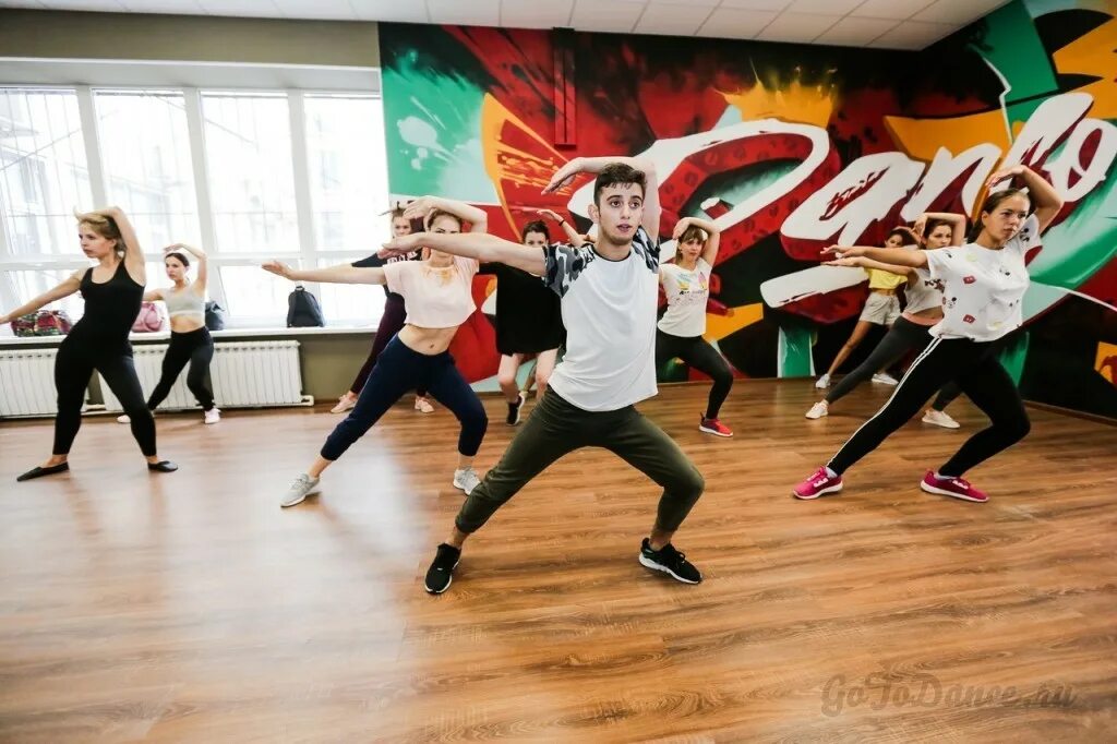 Вакинг стиль одежды. Мастер класс танцы джаз фанк. Джаз фанк курск танцы. Танцы омск джаз фанк. Дети хип-хоп джаз-фанк.