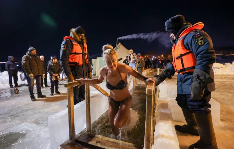 Девушка в крещении утонула проруби. Женщины в проруби. крещение в проруби женщины. девушки в проруби на крещение.