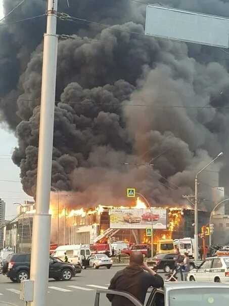 Какой пожар в кемерово. Горел торговый центр в Кемерово. Сгорел автосалон в Кемерово. Пожар в автосалоне Кемерово.