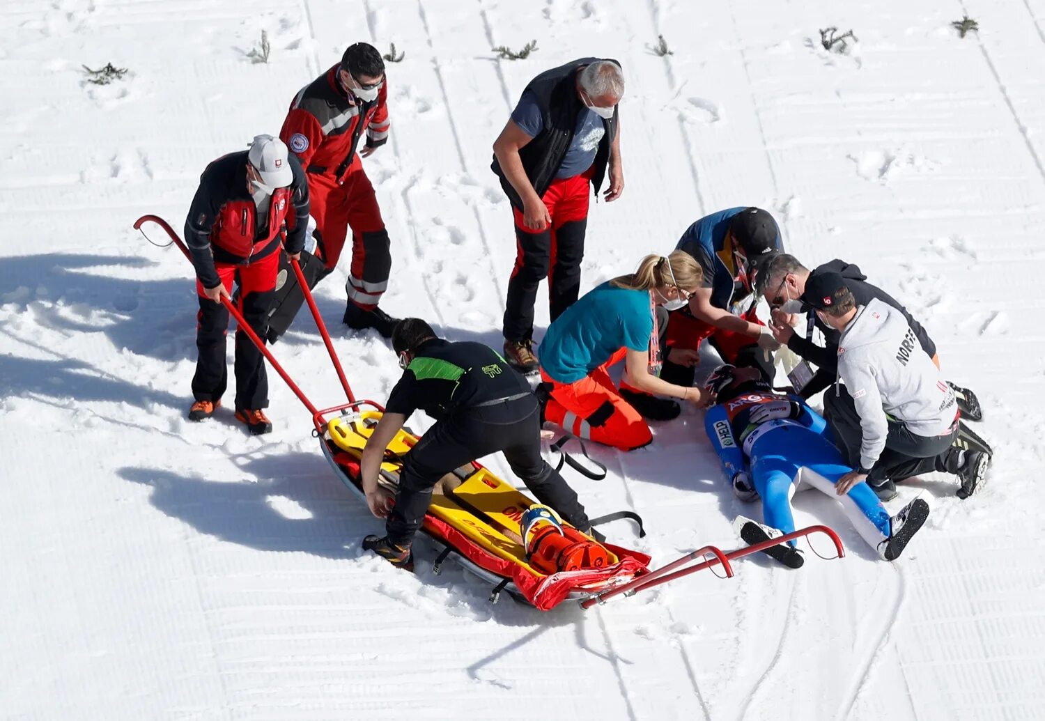 Упавший лыжник. Даниэль Андре Танде падение. Командные лыжи. Французские лыжи.