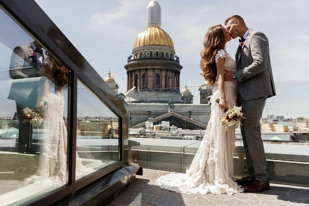 свадебная фотосессия. свадьба в питере. свадебная фотосессия на крыше. фотосессия возле исаакиевского собора. свадебная фотосессия.