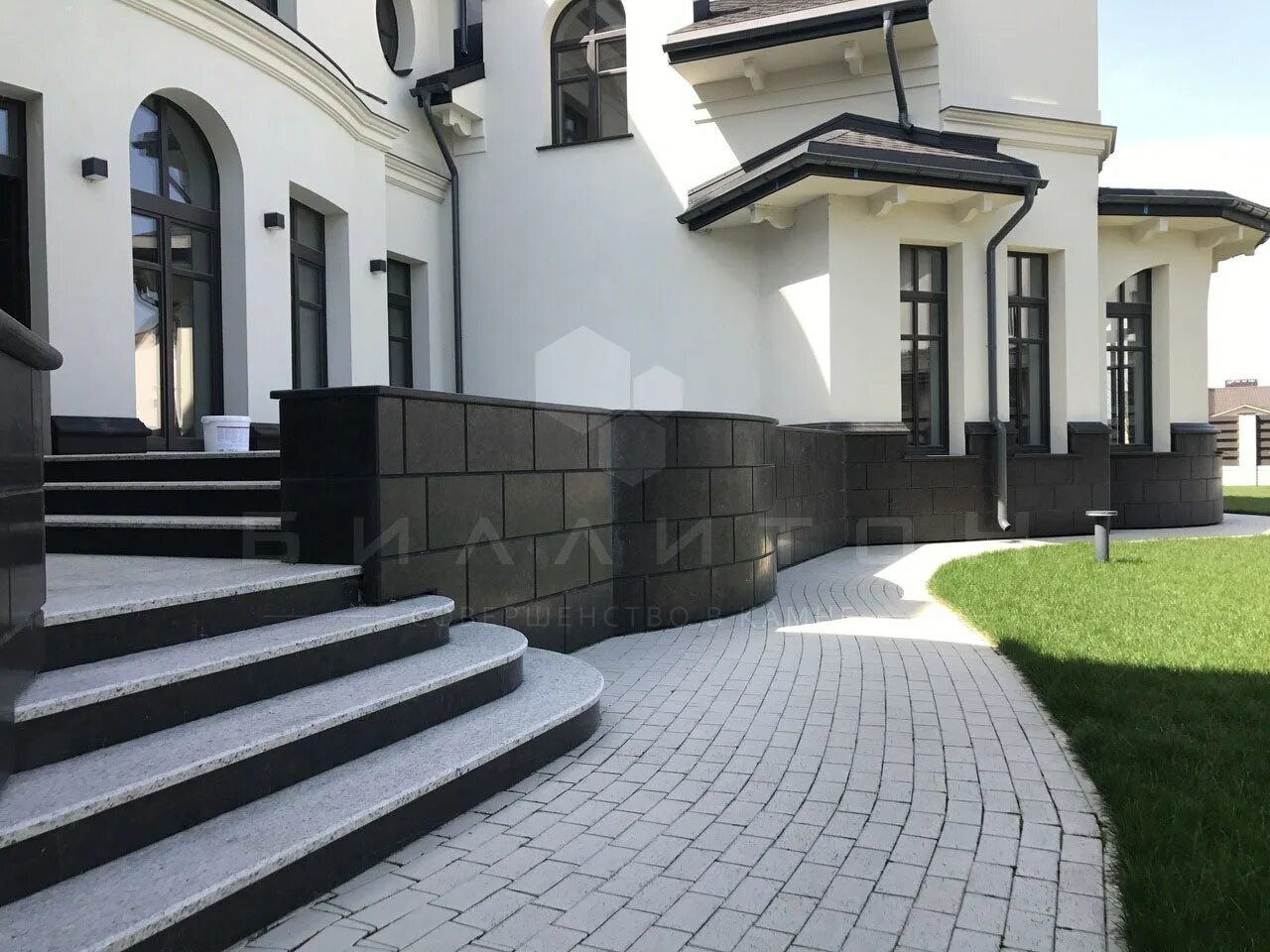 Декоративная отделка окон. Отделка фундамента камнем. Металлопрофиль под камень для цоколя. Дагестанский камень для фасада. Современная отделка цоколя.