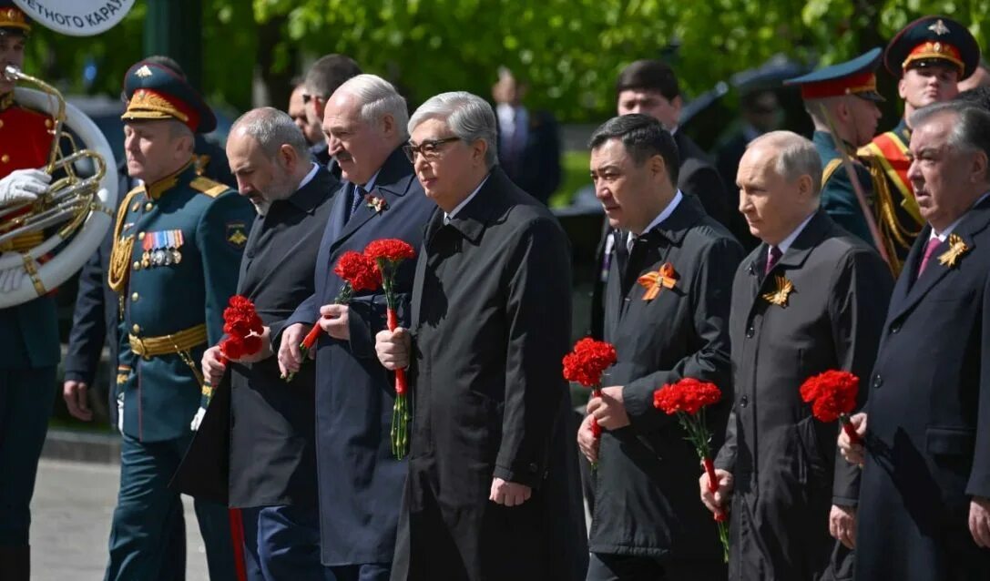 Празднование дня Победы. С днем Победы. 9 Мая парад возложение цветов.