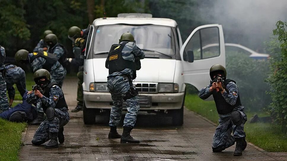 Полицейские помогают гражданам. Опрос граждан полицией. Помощь граждан полиции. Полиция. Помощь граждан полиции.
