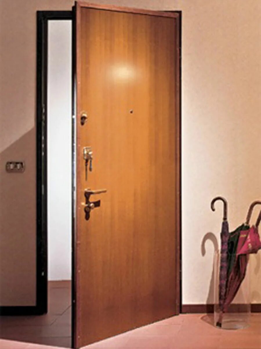Входная дверь внутреннего открывания. Металлическая дверь открывающаяся во внутрь. Входная дверь открывающаяся во внутрь. Входная дверь открывается в квартиру.