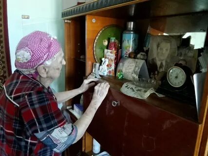 Бабушка продает дом