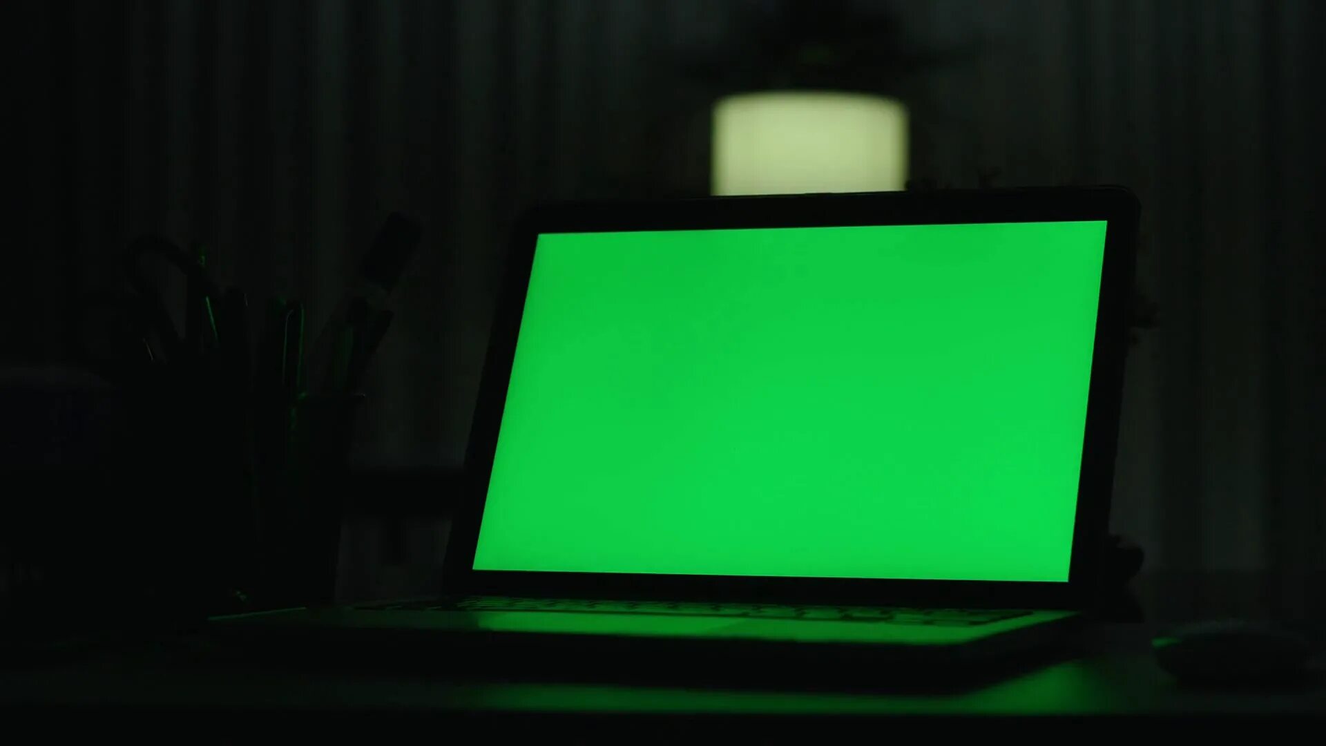 Почему экран становится зеленым. Ноутбук Грин скрин. Зеленый монитор. Ноутбук хромакей. Экран ноутбука хромакей.