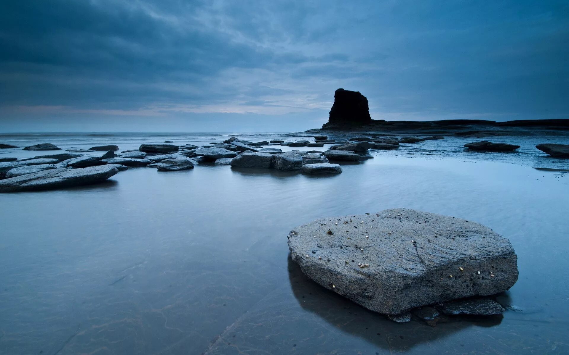 Night stone. Камни на берегу моря. Каменное побережье. Море камни. Скалистые камни в воде.