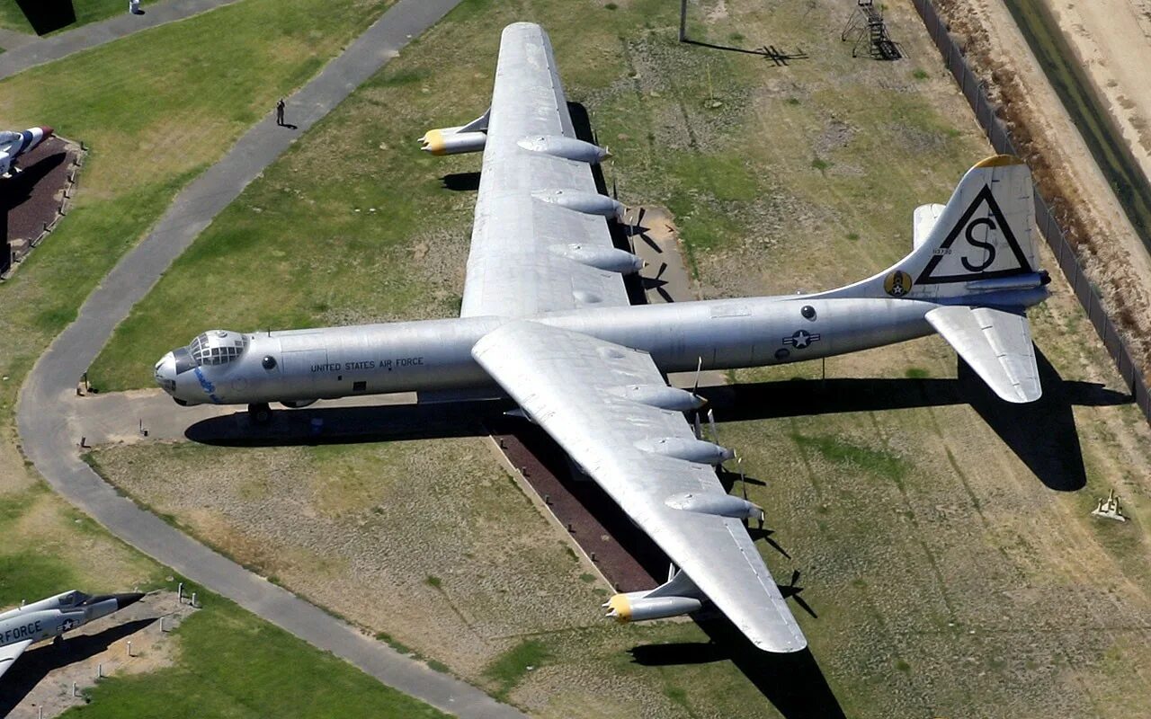 Самолёт Convair b 36. Convair b-36 «Миротворец». Convair b-36 Peacemaker. Бомбардировщику Convair b-36. Б 36 размеры