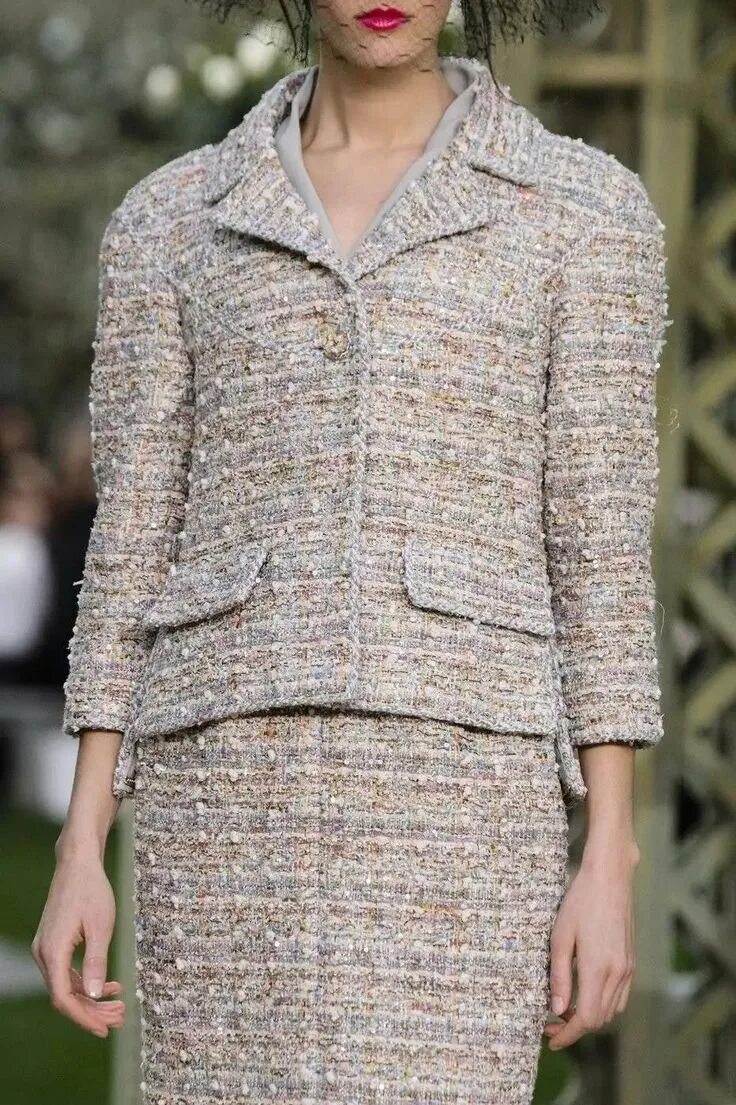 Костюм женский шанель. Твид коко шанель. твидовый жакет коко шанель. chanel твидовый жилет. твидовый костюм шанель 2025.