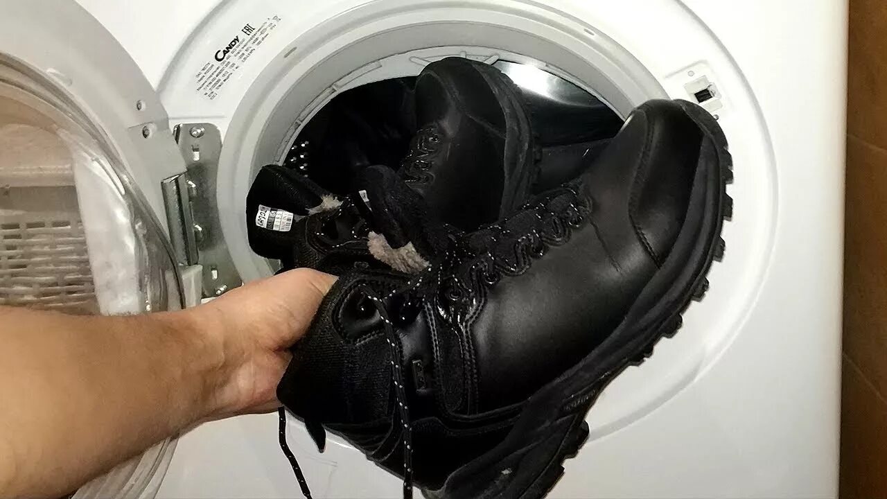При какой температуре можно стирать кроссовки. Кроссовки в стиральной машине. Кожаные кроссовки в стиральной машине. Стиральная машина для обуви. Стирка кроссовок в стиральной машине.