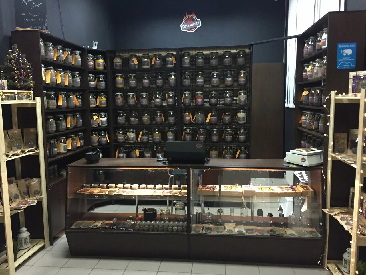 Прилавок со специями. Витрина для приправ. Лавка специй. Магазин со специями. Прилавок со специями.