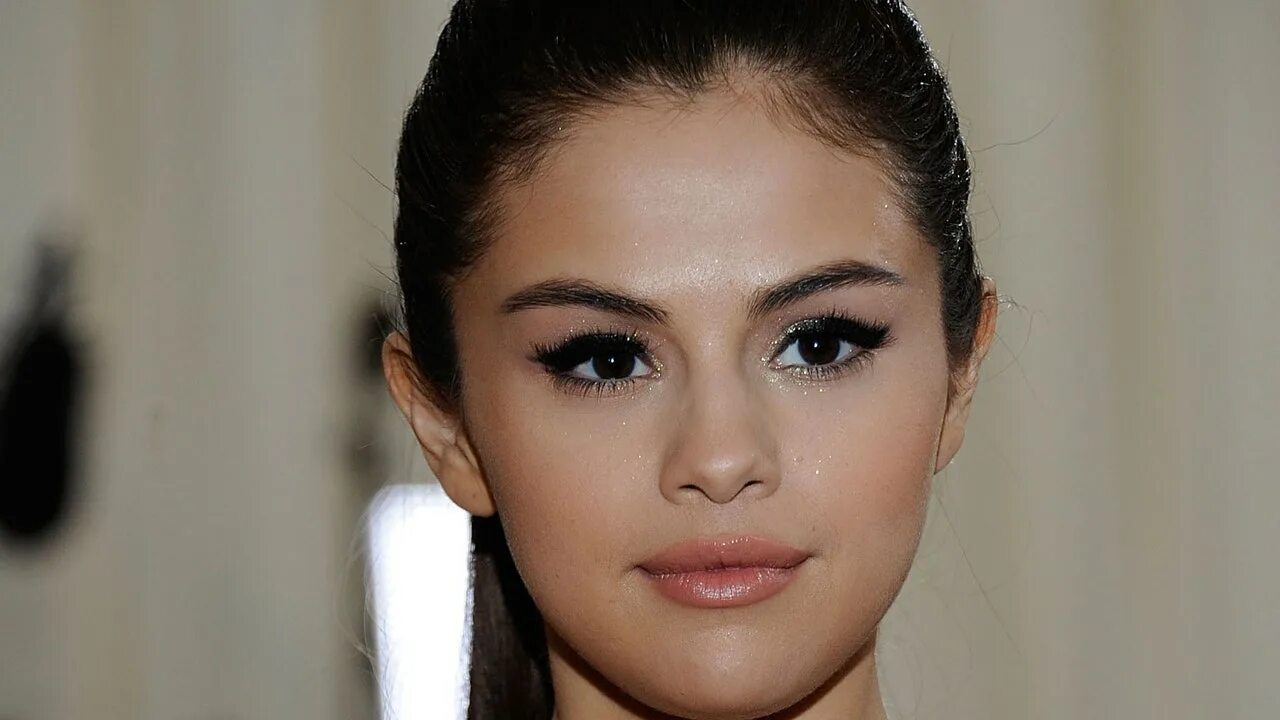 Гомес без макияжа. Макияж селены гомес. selena gomez 2025.