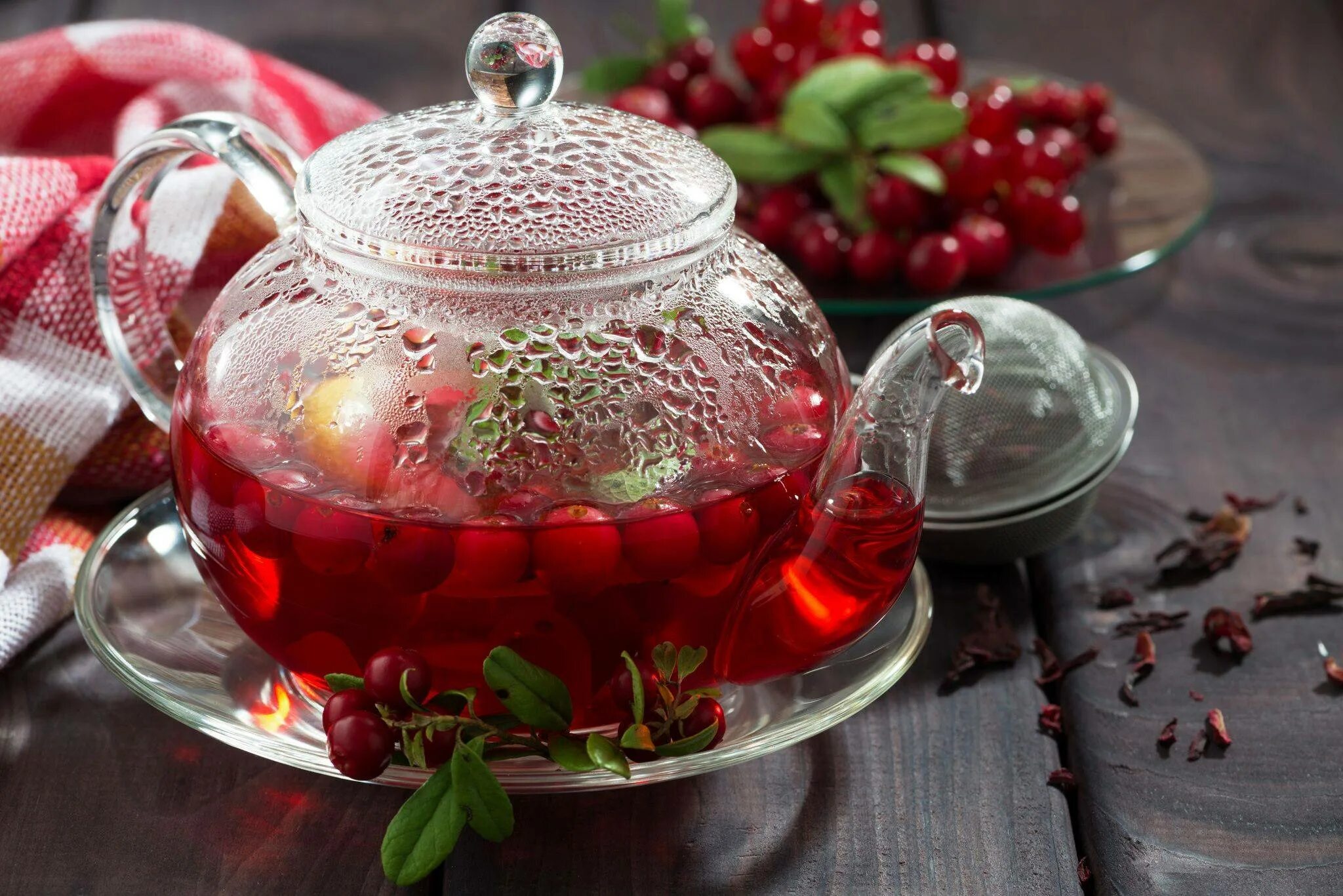 Вкусный чай в домашних условиях. Tea Berry чай брусничный. Зимний ягодный чай каркаде. Чай с клюквой и брусникой. Чай с ягодами.