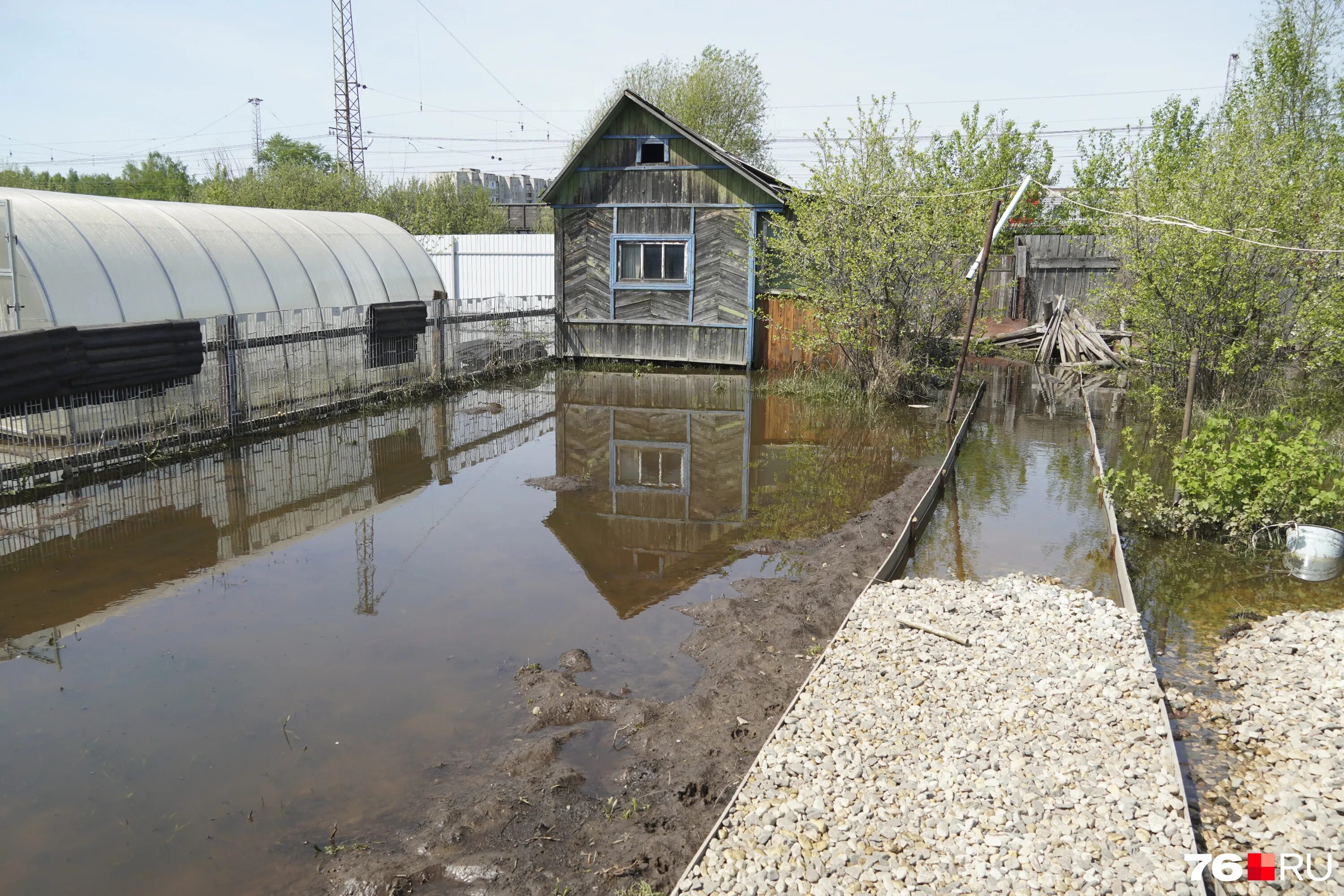 Затопило дачу. Подтопление территории. Подтопление земель. Огород затоплен. Затопило огород.