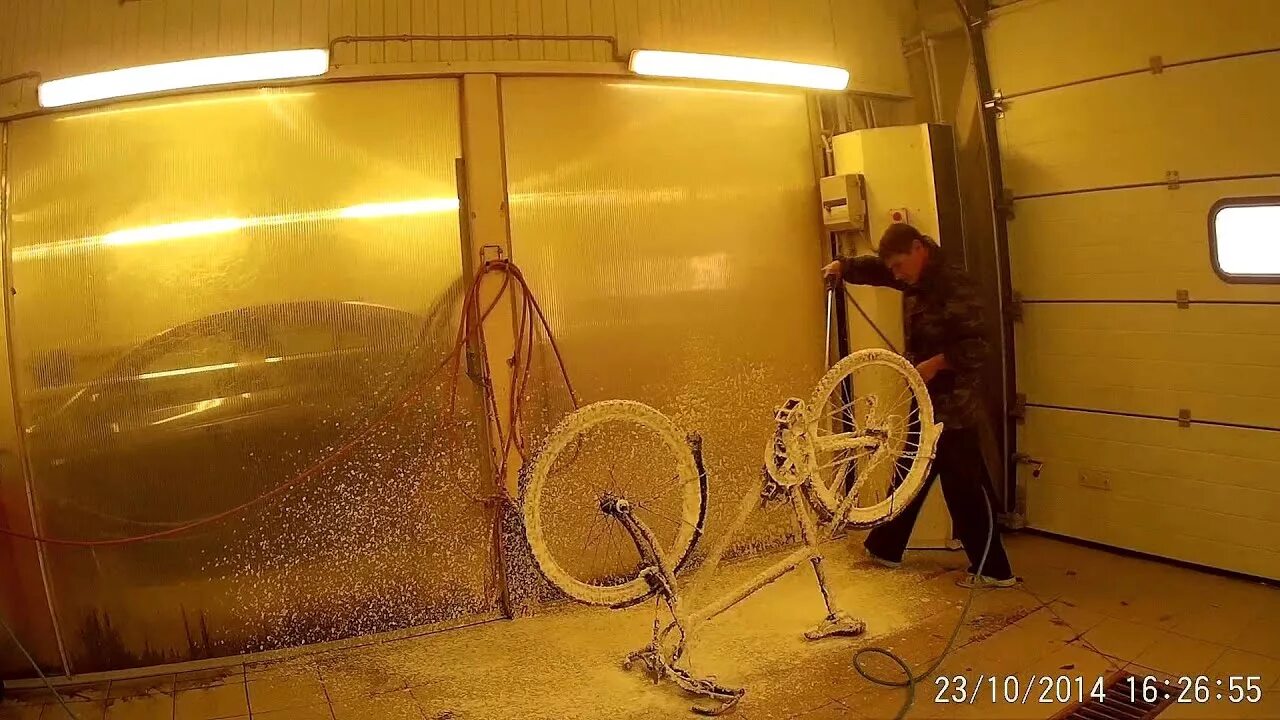 Karcher для велосипеда. Велосипед на автомойке. Мойка велосипеда на автомойке. Моют ли велосипеды на автомойках. Мойка велосипеда мойкой высокого давления.
