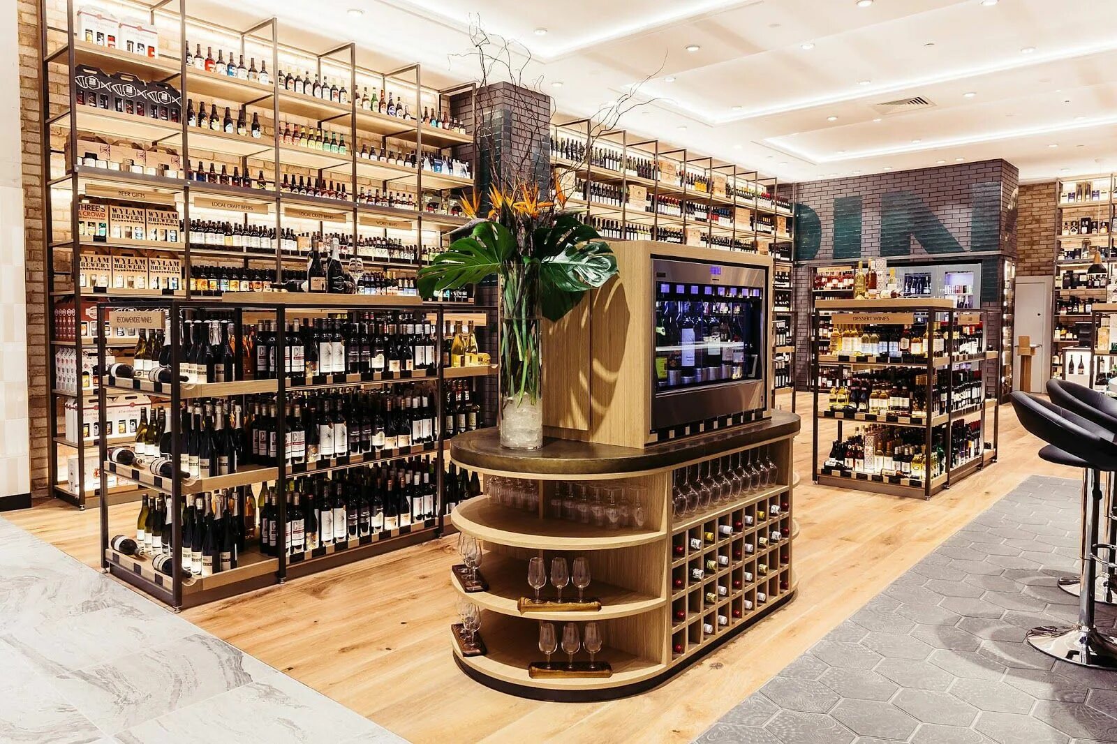 Wine build. &quot;wine room&quot; винный бутик. витрина винного магазина. интерьер винного магазина. торговое оборудование для винного магазина.
