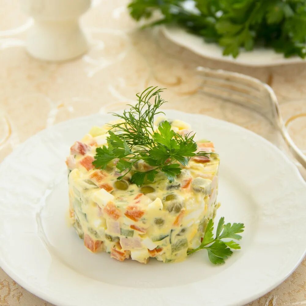 Салат столичный состав. Салат оливье и столичный отличия. Салат столичный с курицей. Оливье с куриным филе сун-вуд. Салаты регате.