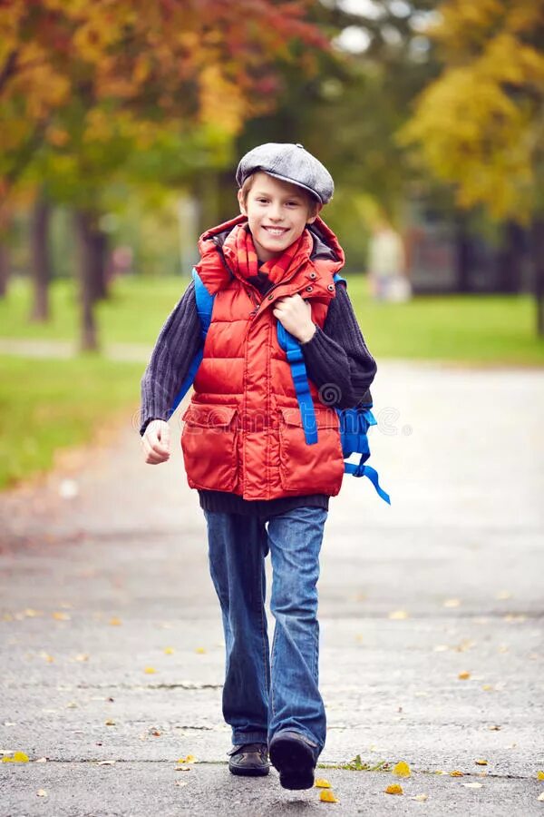 Гулять после температуры. Мальчик идет. Мальчик идет в школу. Школьники на прогулке. Дети школьники с рюкзаками.
