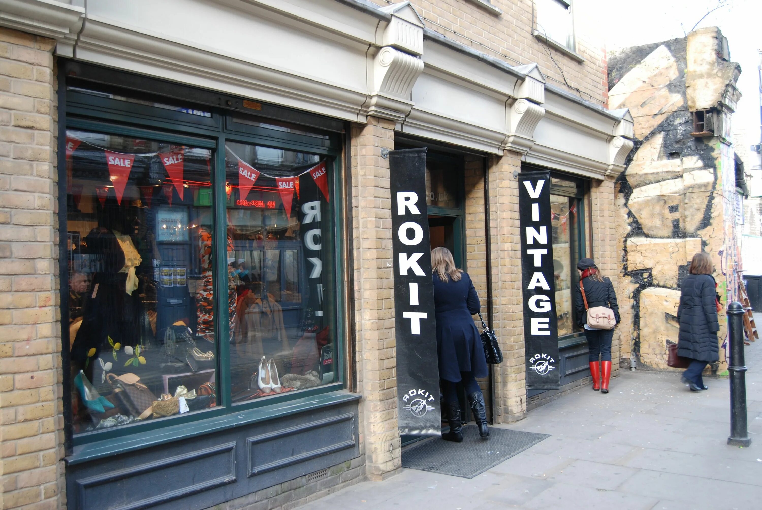 Rokit магазин винтажной одежды. Brick Lane одежда. Витрины магазинов Вивьен Вествуд 1940. Витрины магазинов Вивьен Вествуд 1960 год. There are shops in london