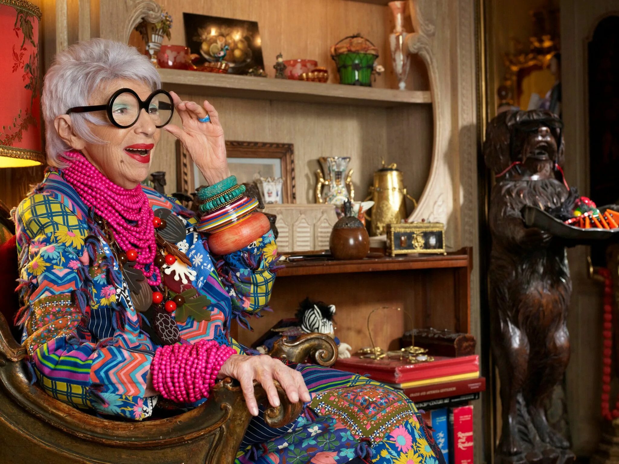 Iris apfel. Модель Айрис Апфель. Модельер Айрис Апфель. Икона стиля Айрис Апфель. Дизайнер Айрис Апфель в молодости.